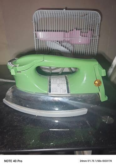 dərzi utusu: Klassik elektrik ütüsü – yaşıl korpuslu, metal altlıqla.derzi utusu — 1