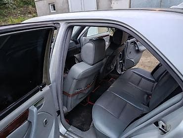 Mercedes-Benz C‑Class sedan, gümüşü rəng. Kuzov W202 dizaynı, 4 qapı — 5