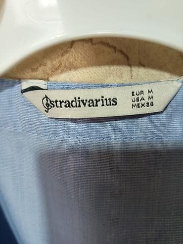 şort: Stradivarius qadın bluzası - Model: qolsuz, V kəsimli - Rəng: açıq — 2