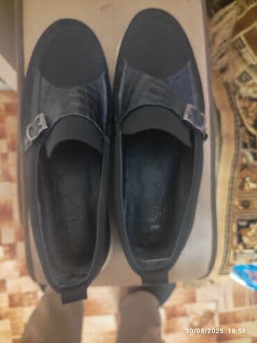 Ağ rəngli qalın dabanı olan, qara rəngdə unisex loaferlər. Ayaqqabının