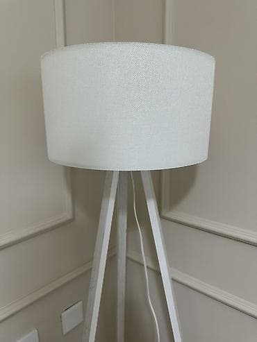 dikey jaluzi perde: Ağ rəngdə üçayaqlı torşer lampa. - Minimalist dizaynlı, teksturalı ağ — 1