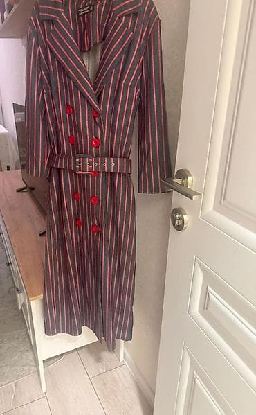 Zolaqlı qadın trenç/midi paltar - Rəng: Tünd boz fon üzərində qırmızı