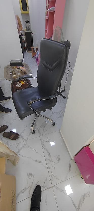 kresla: Dəridən görünümlü qara ofis kreslosu - Yüksək arxa dayaqlı, bel — 1