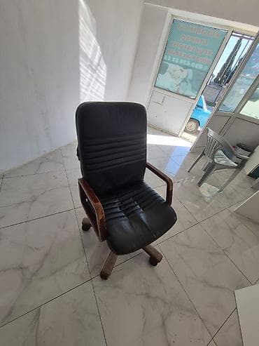 ofis ucun stullar: Ofis mebel dəsti - Ağ rəngli L formalı iş masası: geniş iş səthi — 5