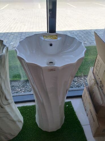 tülpan şəkilləri: Ağ rəngli, qəşəng ayaqlı moyka. Moykanın yuxarı kənarı qıvrım dizaynlı — 1