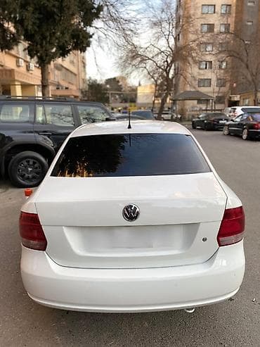 pm antena: Volkswagen Polo Sedan – ağ rəng, 4 qapı, kompakt və iqtisadi şəhər — 2