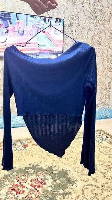 qadin ucun: Qadın üst geyimləri – 4 ədəd Heresi 5 manatdan 1) Şəffaf qara bluz — 5