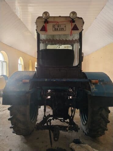 reduktor sürətlər qutusu: Mavi rəngli kabinalı təkərli traktor - Güclü dizel mühərrik (şəkildə — 3