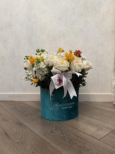 Velür qutuda gül kompozisiyası - Rəng: ağ, krem və sarı tonların lalafo.az -da Velür qutuda gül kompozisiyası - Rəng: ağ, krem və sarı tonların
