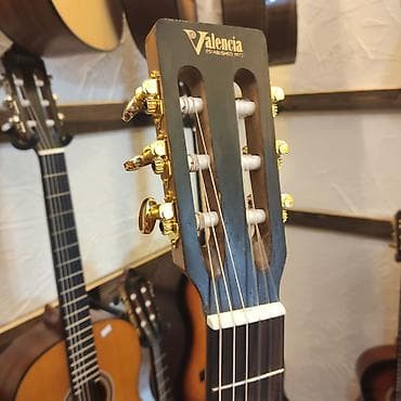 sitki: Klassik gitara Valencia VA434 Simlərin sayı: 6 Üst:Sitka Spruce Qol — 2