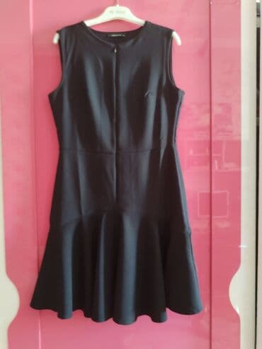 Платья. Одевала максимум 2 раза. В отличном состоянии