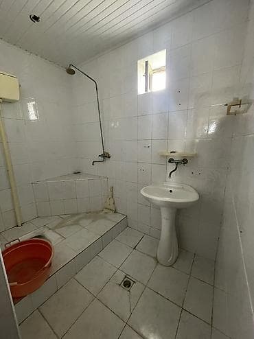 sebail rayonunda satilan heyet evleri: Ev 12*16 dır ölçüsü Torpaq sahəsi 11 sot dur. Şəxsi qapısı. Su işıq — 9