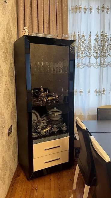 qara sam: Yemək otağı üçün mebel dəsti Tərkib: - Geniş vitrin şkafı: Şüşəli ön — 3