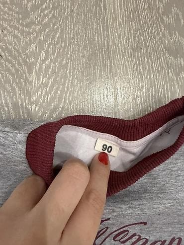 yaz basanoşkalar: Uşaq sviteri - Rəng: boz, bordo detallarla - Üzərində yazı və — 2