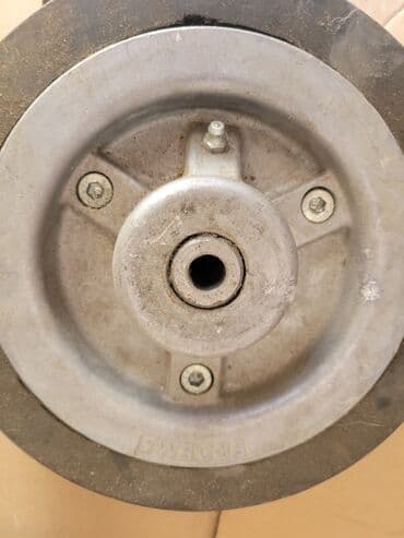 Yol süpürən maşınların qurğusunun təkəri satılır. Paçemnikini yağlamaq