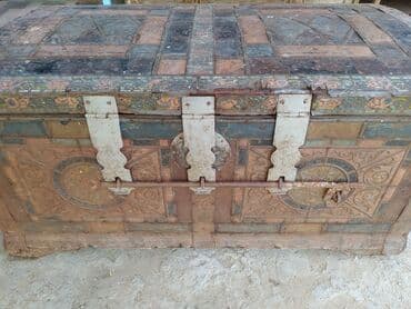 Qədimi cehiz sandığı. 19-cu əsrə (1800-cü illərin sonu) aid metal ilə