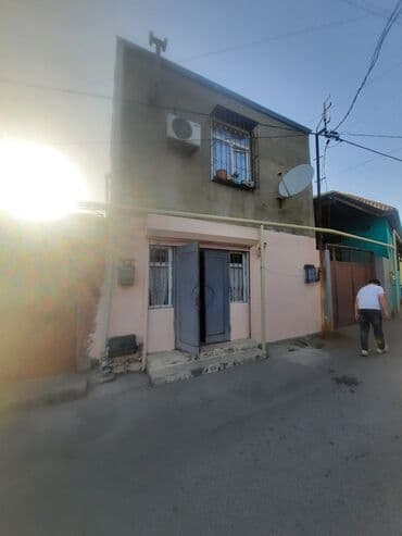 2 mərtəbəli həyət evi - Plan: giriş qapısı küçəyə açılan, iki