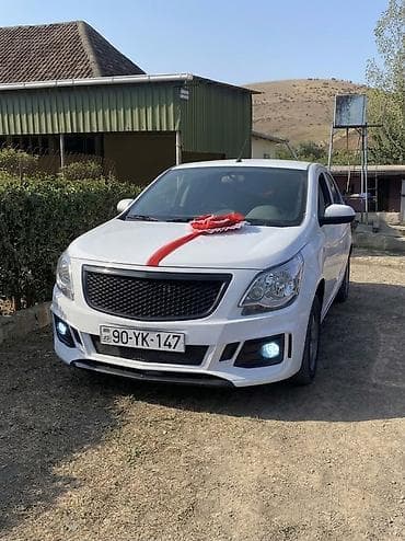 услуга ремонт авто: Ağ rəngdə sedan avtomobil, şəhər və íuzun yol üçün rahat və praktik — 1