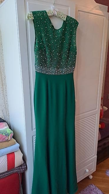 Zümrüd-yaşıl rəngdə, döş hissəsi parlaq daş və muncuqlarla sıx