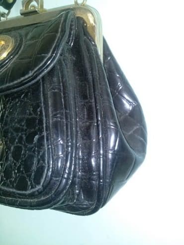 xari bulbul boyunbagi: Satilir Ikinci el islenmis Teze kimidir.
Qadin Çantasi.
Turk Mali — 5