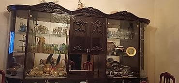 işlənmiş yataq dəstləri: Qonaq otağı mebel dəsti - Böyük vitrinli bufet: tünd ağac rəngində — 1