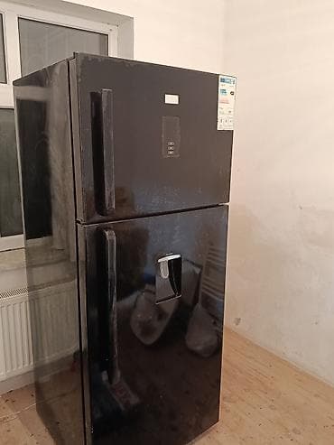 Qara rəngli iki qapılı soyuducu (üstü dondurucu) - Üst kamera