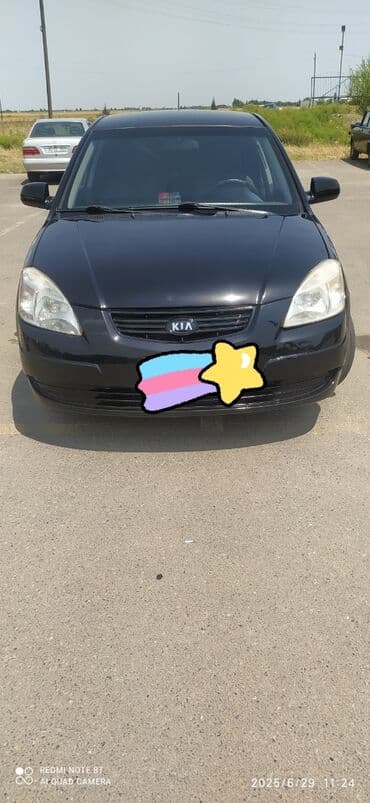 последующий выкуп авто бишкеке: Qara rəngdə olan Kia Rio avtomobili. Bu model şəhər daxilində rahat — 5