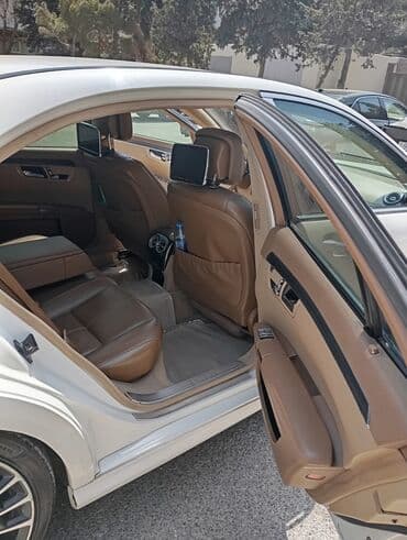 turbo az c class: Ağ rəngdə olan Mercedes-Maybach sedanı. Avtomobil rahat və dəbdəbəli — 7