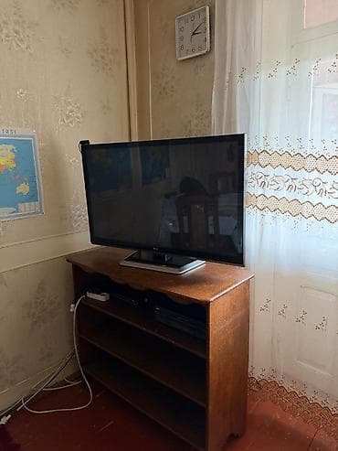 Televizor LG 107 ekran krosnu aparatı antenası və altındakı şkafla