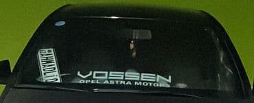 Şin və təkərlər: Avtomobil ön şüşəsi üçün dekorativ stiker - Model məzmunu: “VOSSEN” — 1