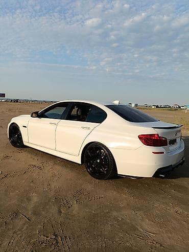 diffuser satisi: BMW 5 Series (F10) sedan – ağ rəng, agresiv M-stil eksteryer paketi — 6