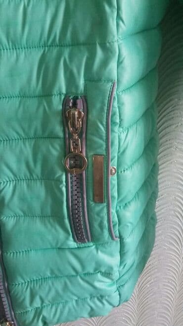 qadın gödəkçə: Eynime balaca oldugu ucun satiram .Razmeri S. 42.Rengi acig — 1