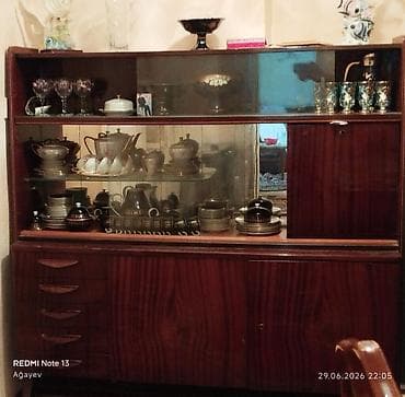 Ev üçün mebel: Klassik vitrin-bufet şkaf - Material: ağac karkas, parlaq taxta — 1