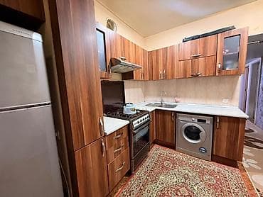 lepe: Mətbəx mebel dəsti – L formalı, ağ iş masası və qoz rəngli fasadlar - — 2