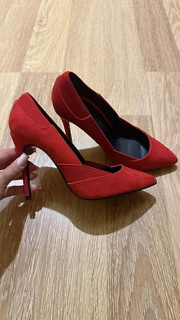 Bershka qadın tuflisi - Model: Klassik “stiletto” topuqlu - Rəng