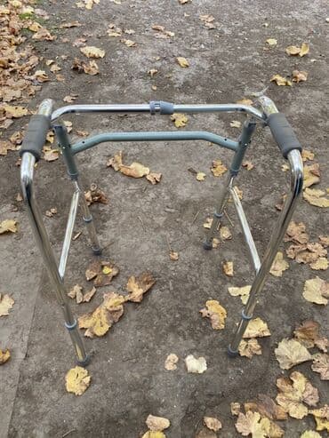 Yerimək üçün arabalar, çəliklər, əsalar, rollatorlar: Gəzinti üçün yüngül metal “walker” (dəstək çərçivəsi) Az işlenmiş — 3