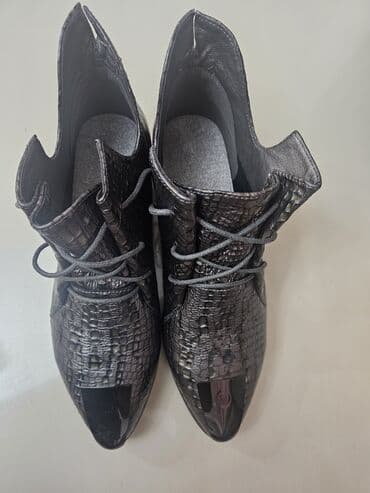 Mərmər effektli PVC panellər: Qadın ayaqqabısı – bağlamalı, qısa ətəkli bot tipli model - Rəng — 3