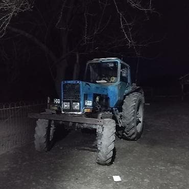 lizing mashinalar baki: Mavi rəngli təkərli kənd təsərrüfatı traktoru Xüsusiyyətlər: - Ön — 7