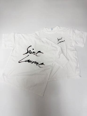 mexmer parca: Ağ rəngli qısaqoll T‑shirt - Ön hissədə sinə sol tərəfdə “Saint — 4