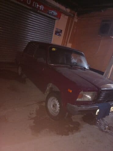 VAZ 2107, al-qırmızı rəngdə klassik sedan. Xüsusiyyətlər: - Kuzov: 4