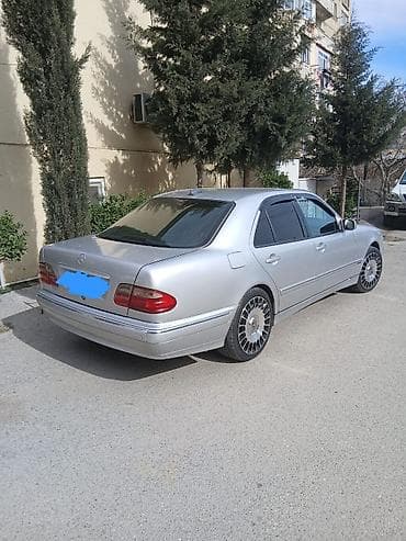 mercedes e280: Mercedes-Benz E‑Class W210 sedan - Kuzov: sedan, gümüşü rəng - — 2