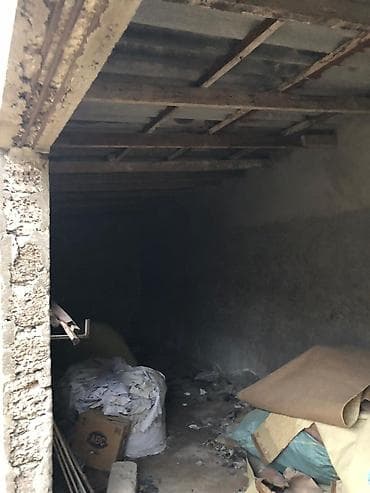 qalmaga yer: Salam. Həyət satilir 4 sot yarim icində tikili var abyekt kimi — 5