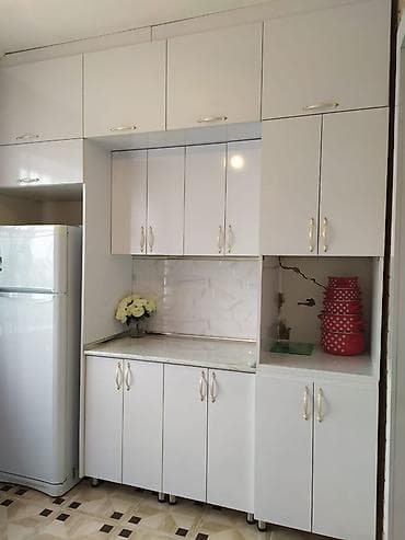 Sifarişlə rəflər: Mətbəx mebeli dəsti – ağ rəngli, parlaq fasadlı - Yuxarı və aşağı — 2