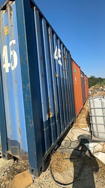 anbar üçün konteyner: Müxtəlif rənglərdə olan dəniz konteynerləri. Bu konteynerlər malların — 2