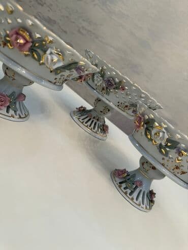 perfe: Bu dəstə zərif ağ rəngli farfor vaza və bir neçə zərli, oymalı qab — 7