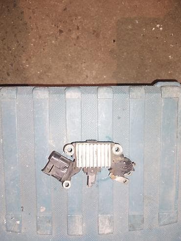Avtomobil generatoru üçün voltaj tənzimləyicisi (rele) və fırça bloku
