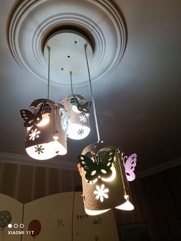 kəpənəy: TƏCİLİ SATILIR! Üstündə göy,narıncı, yaşıl çəhrayı kəpənəklər var — 1