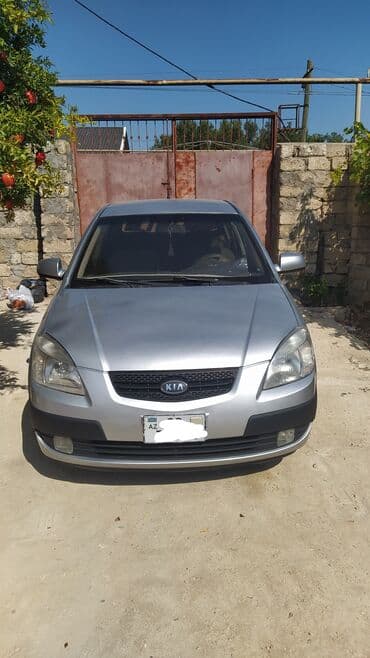 Kia Rio hatchback – gümüşü rəngdə, kompakt və qənaətcil şəhər lalafo.az -da Kia Rio hatchback – gümüşü rəngdə, kompakt və qənaətcil şəhər