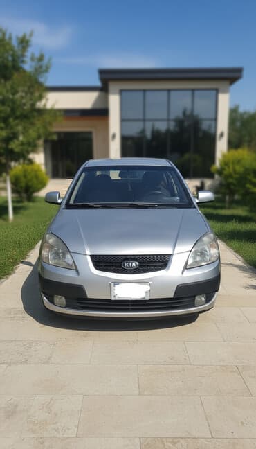 motosiklet tufan m50: Kia Rio hatchback – gümüşü rəngdə, kompakt və qənaətcil şəhər — 3