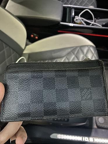 prada eynək: Loui Vuitton wallet Madrid seherinden 600 euroya alinib - Material — 2